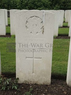 BROWN'S ROAD MILITARY CEMETERY, FESTUBERT - McLEAN, H