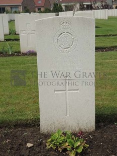 BROWN'S ROAD MILITARY CEMETERY, FESTUBERT - PARKER, J E