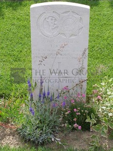 ANCONA WAR CEMETERY - JONES, THOMAS