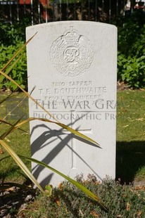 FORT PITT MILITARY CEMETERY - DOUTHWAITE, THOMAS EARNEST