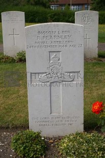 FORT PITT MILITARY CEMETERY - FEARNLEY, ROY