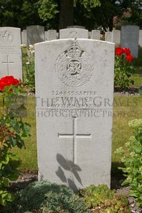 FORT PITT MILITARY CEMETERY - WALKER, R