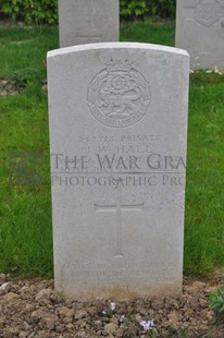 LE GRAND HASARD MILITARY CEMETERY, MORBECQUE - HALL, JAMES WILLIAM