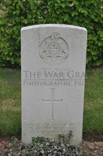 LE GRAND HASARD MILITARY CEMETERY, MORBECQUE - MOORE, WILLIAM RICHARD