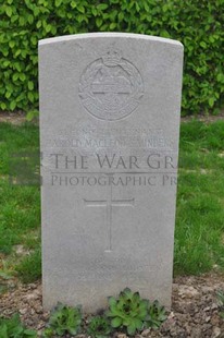 LE GRAND HASARD MILITARY CEMETERY, MORBECQUE - SAUNDERS, HAROLD MACLEOD