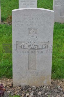 LE GRAND HASARD MILITARY CEMETERY, MORBECQUE - WHITE, PAUL
