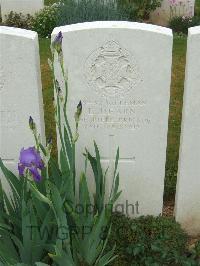 Couin New British Cemetery - Dearn, E