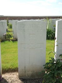 Couin New British Cemetery - Freeman, H T