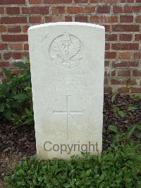 Couin New British Cemetery - Parry, C