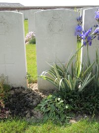 Couin New British Cemetery - Sanders, T H