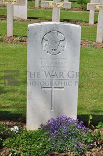 GLAGEON COMMUNAL CEMETERY - GREEN, J W