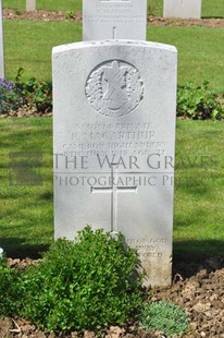 GLAGEON COMMUNAL CEMETERY - MACARTHUR, P