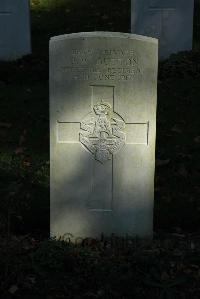 Croisilles British Cemetery - Button, O W