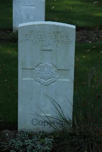 Croisilles British Cemetery - Clarke, R B