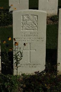 Croisilles British Cemetery - Edwards, R