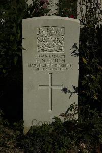 Croisilles British Cemetery - Hough, H N