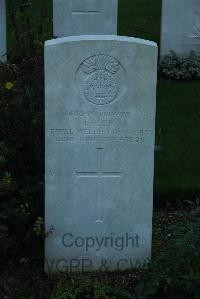 Croisilles British Cemetery - Lee, F