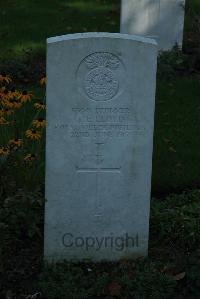 Croisilles British Cemetery - Lloyd, T E