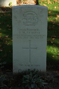 Croisilles British Cemetery - Skinner, J H