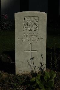 Croisilles British Cemetery - Smith, R H