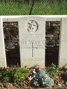 Y RAVINE CEMETERY, BEAUMONT-HAMEL - ARNOTT, J