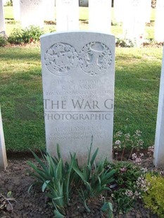 Y RAVINE CEMETERY, BEAUMONT-HAMEL - CLARKE, R