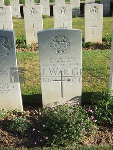 Y RAVINE CEMETERY, BEAUMONT-HAMEL - CROOKES, E