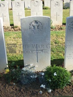 Y RAVINE CEMETERY, BEAUMONT-HAMEL - FOWLIE, W