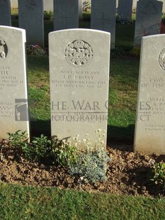 Y RAVINE CEMETERY, BEAUMONT-HAMEL - FROST, J P