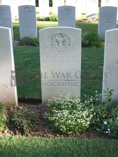 Y RAVINE CEMETERY, BEAUMONT-HAMEL - GRAY, J