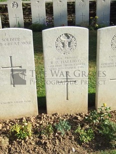 Y RAVINE CEMETERY, BEAUMONT-HAMEL - HALLIDAY, R M