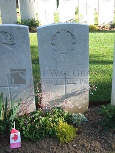 Y RAVINE CEMETERY, BEAUMONT-HAMEL - HOYLE, J