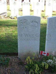 Y RAVINE CEMETERY, BEAUMONT-HAMEL - IRWIN, R