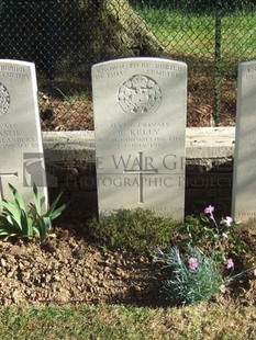 Y RAVINE CEMETERY, BEAUMONT-HAMEL - KELLY, R