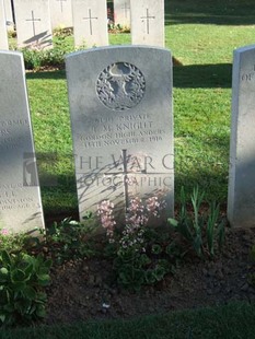 Y RAVINE CEMETERY, BEAUMONT-HAMEL - KNIGHT, T M