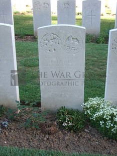 Y RAVINE CEMETERY, BEAUMONT-HAMEL - LEWIS, B