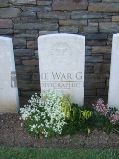 Y RAVINE CEMETERY, BEAUMONT-HAMEL - LINDSAY, H J R