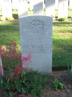 Y RAVINE CEMETERY, BEAUMONT-HAMEL - McCALLUM, M