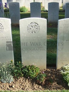 Y RAVINE CEMETERY, BEAUMONT-HAMEL - McMEEKIN, J