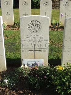 Y RAVINE CEMETERY, BEAUMONT-HAMEL - MOORE, W J