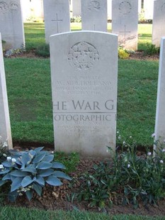 Y RAVINE CEMETERY, BEAUMONT-HAMEL - MULHOLLAND, W