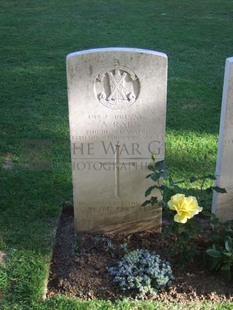 Y RAVINE CEMETERY, BEAUMONT-HAMEL - RAE, A