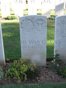 Y RAVINE CEMETERY, BEAUMONT-HAMEL - SCOTT, W