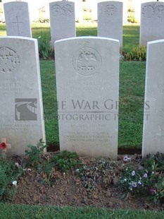 Y RAVINE CEMETERY, BEAUMONT-HAMEL - SMALLEY, C