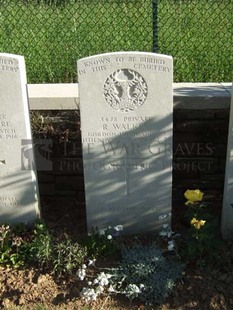 Y RAVINE CEMETERY, BEAUMONT-HAMEL - WALKER, R