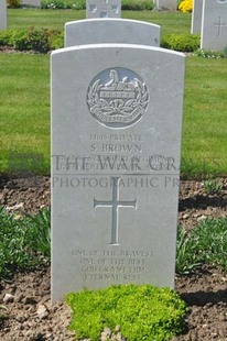 MONT HUON MILITARY CEMETERY, LE TREPORT - BROWN, S