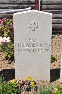 MONT HUON MILITARY CEMETERY, LE TREPORT - CLAUSSEN, MAX
