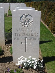 MONT HUON MILITARY CEMETERY, LE TREPORT - CROSSWELL, J T