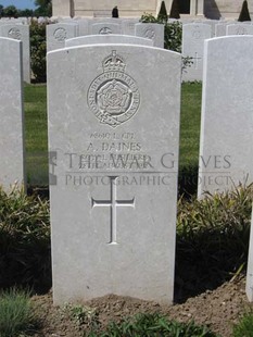 MONT HUON MILITARY CEMETERY, LE TREPORT - DAINES, A