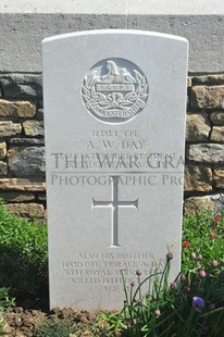 MONT HUON MILITARY CEMETERY, LE TREPORT - DAY, ALICK WALTER